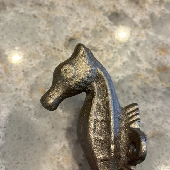 Seahorse Antique style cast iron wall mounted hardware. Sprayed in gold. - Picture 5 of 5